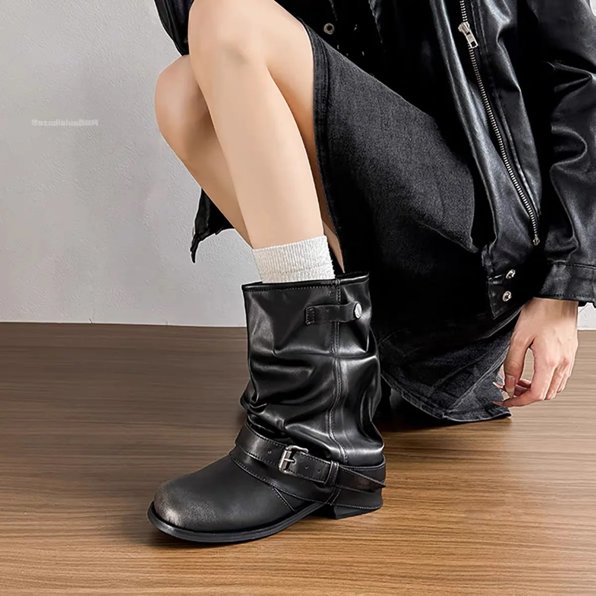 Damen Vintage Ankle Boots Leder Schnalle Falten Motorrad Stiefel Halbschaft Niedriger Absatz Schlupfstiefel Runder Zeh Legere Schuhe – Detail 2