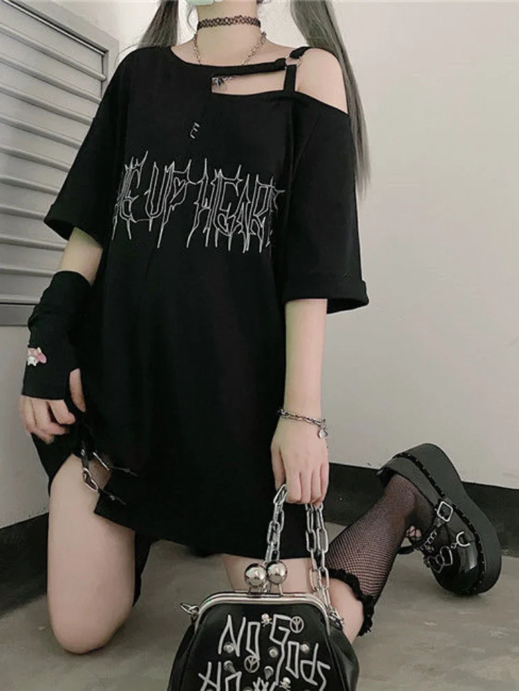 QWEEK Y2k gotik Harajuku T shirt kadın Dark koyu Grunge Streetwear mektup kapalı omuz Tshirt siyah Tops2023 yaz moda