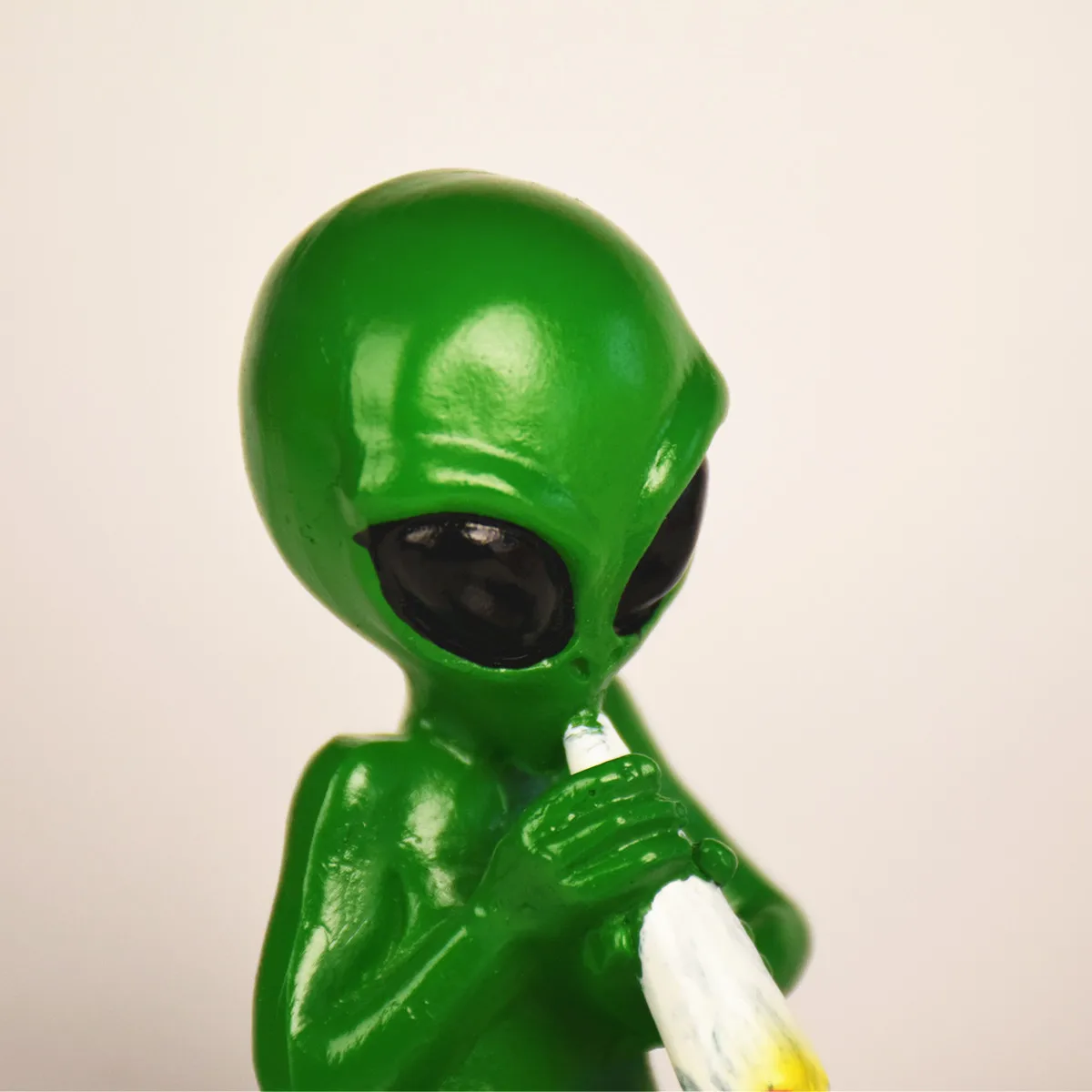 Alien Resin Ashtray, Cigarette Holder for Smoking, Creative Home Desktop Decor, Unique Gift for Men, UFO Themed Art Piece