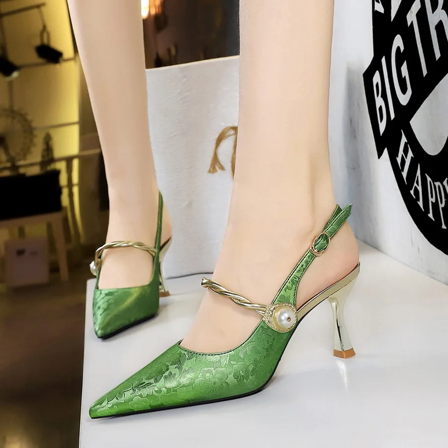 

Туфли-лодочки металлические на высоком каблуке с острым носком, ремешком на щиколотке и открытой спиной