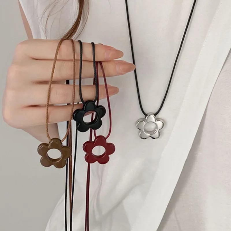 New Unique Simple Flower Long Rope Necklace Women Hollow Flower Pendant Necklace Adjustable Knot Sweater Chain Party Jewerly