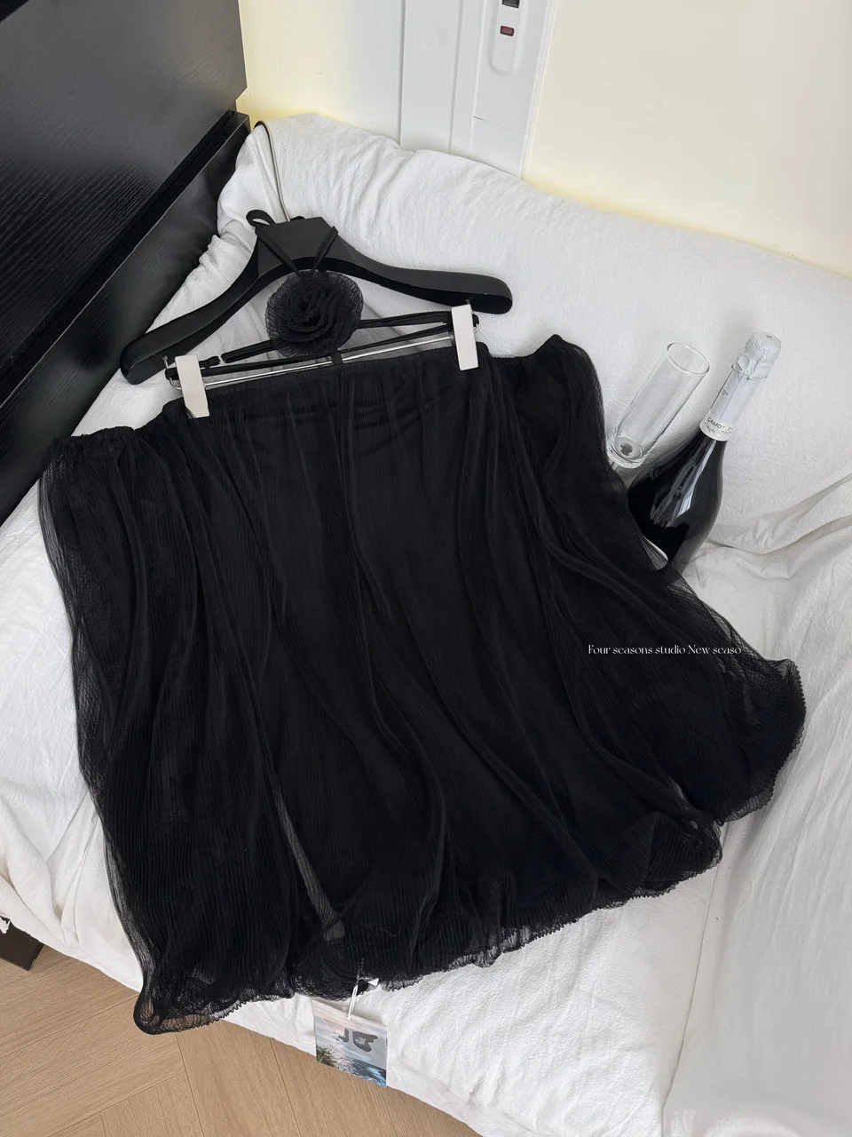 2025 Herfst 3D Bloem Off Schouder Losse Tops Mesh Pluizige Korte Slash Hals Zwarte Blouses voor Vrouwen