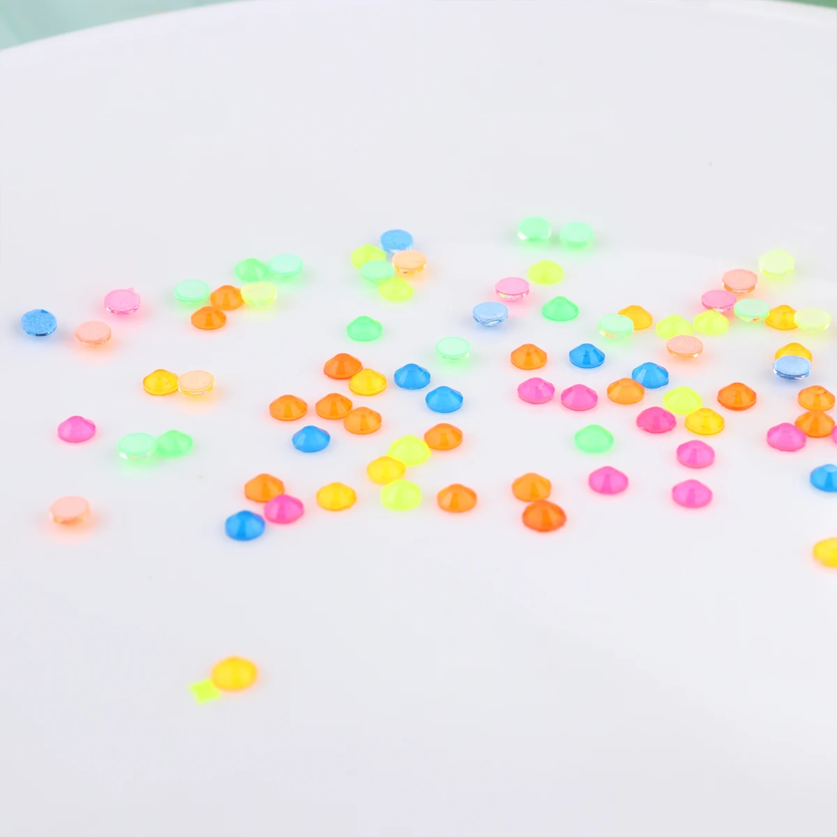 

850pcs 1 Box Manicure Rhinestone Beads 6 Compartments Mixed Art Diamonds Glow In Dark Sparkly Nail Polish Uv Gel