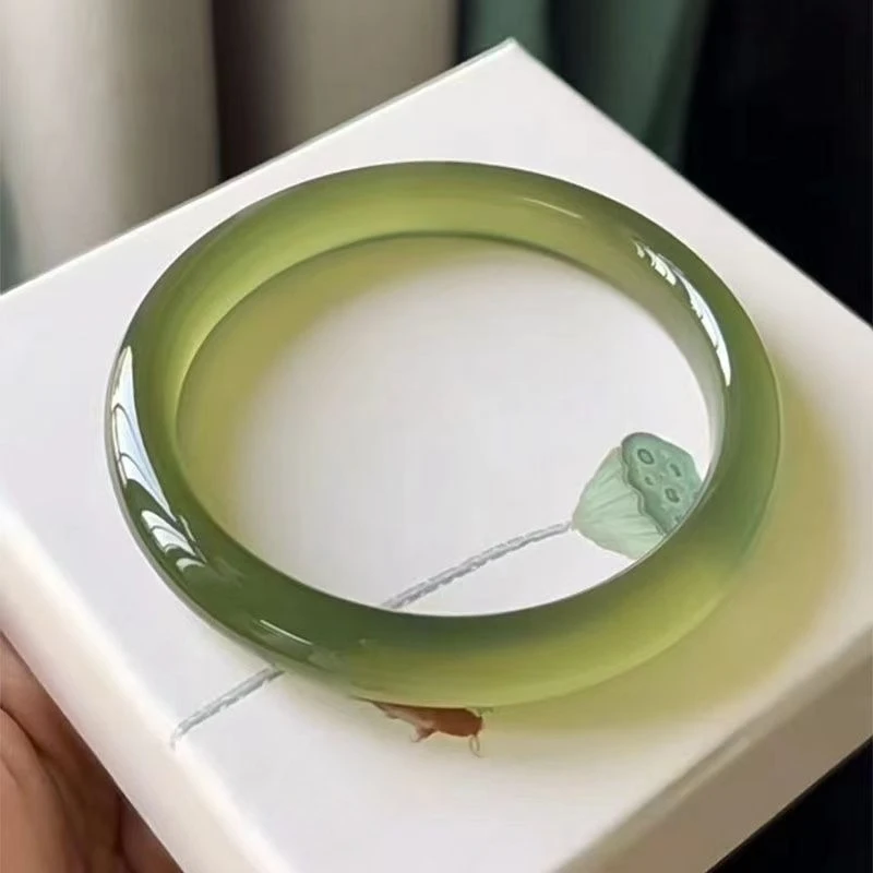

The New Natural High-ice Distant Mountain Chalcedony Bracelet Is Suitable for Daily Wear and Accessories