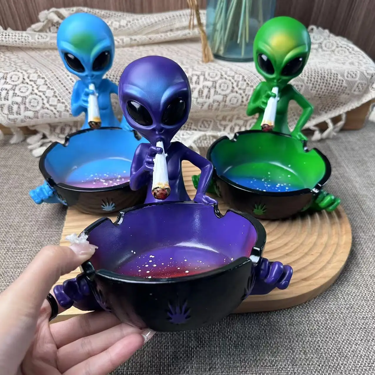 

17.5cm ALIEN Decoration tabletop ashtray resin hiphop Container Retro Vintage Office Bar Ornament Crafts Man smoking accessories