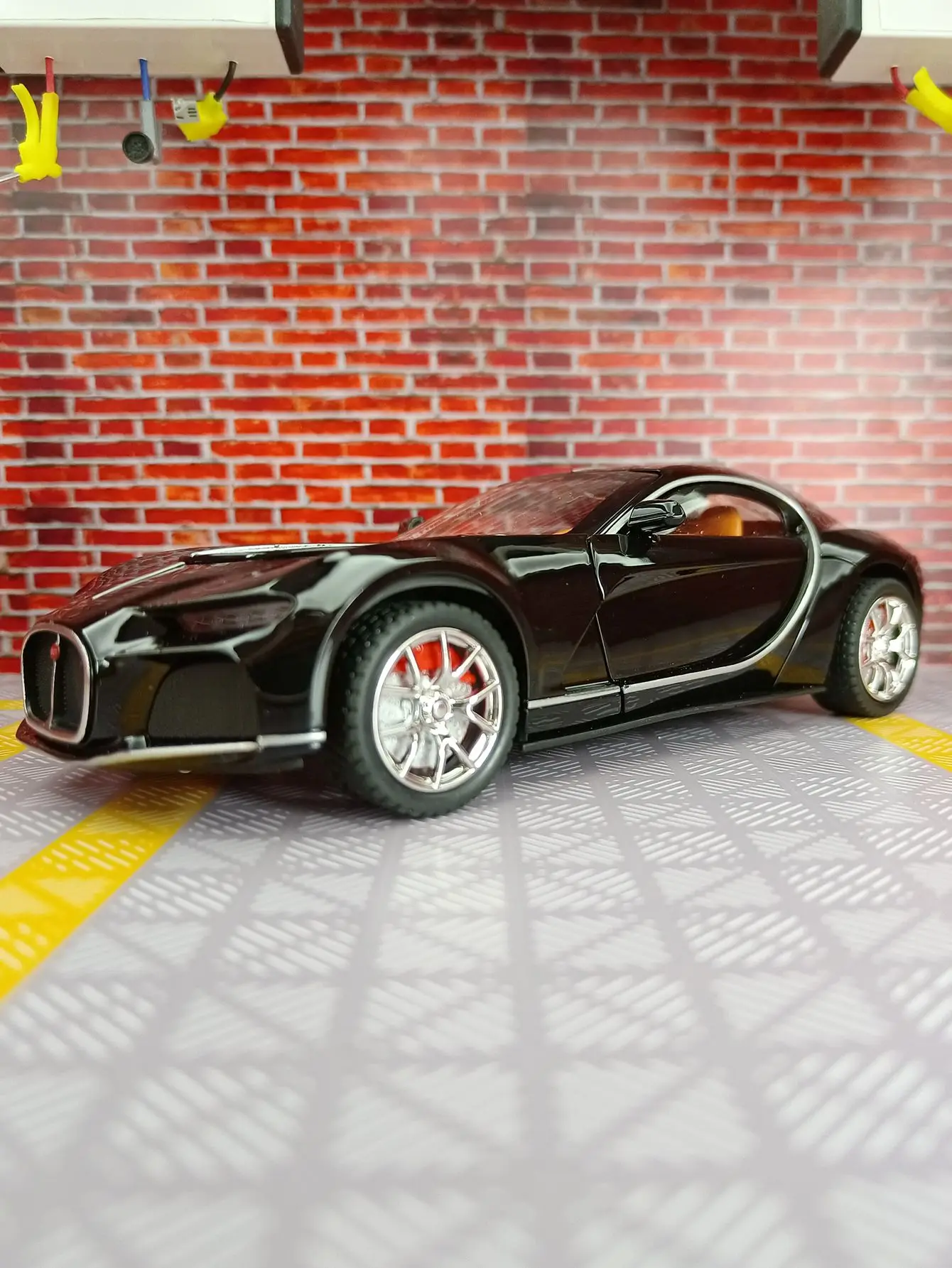 1:24 Super-running alloy car model The car doors, hood, and trunk can be opened  can be given as a birthday gift to friends