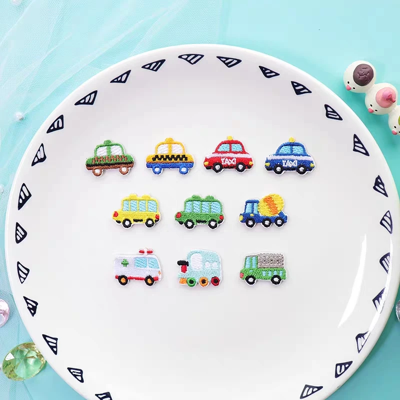 12 pçs bonito dos desenhos animados pasta de carro bordado remendos emblemas engomar na camisa apliques diy decoração artesanal naszywki coudre swe