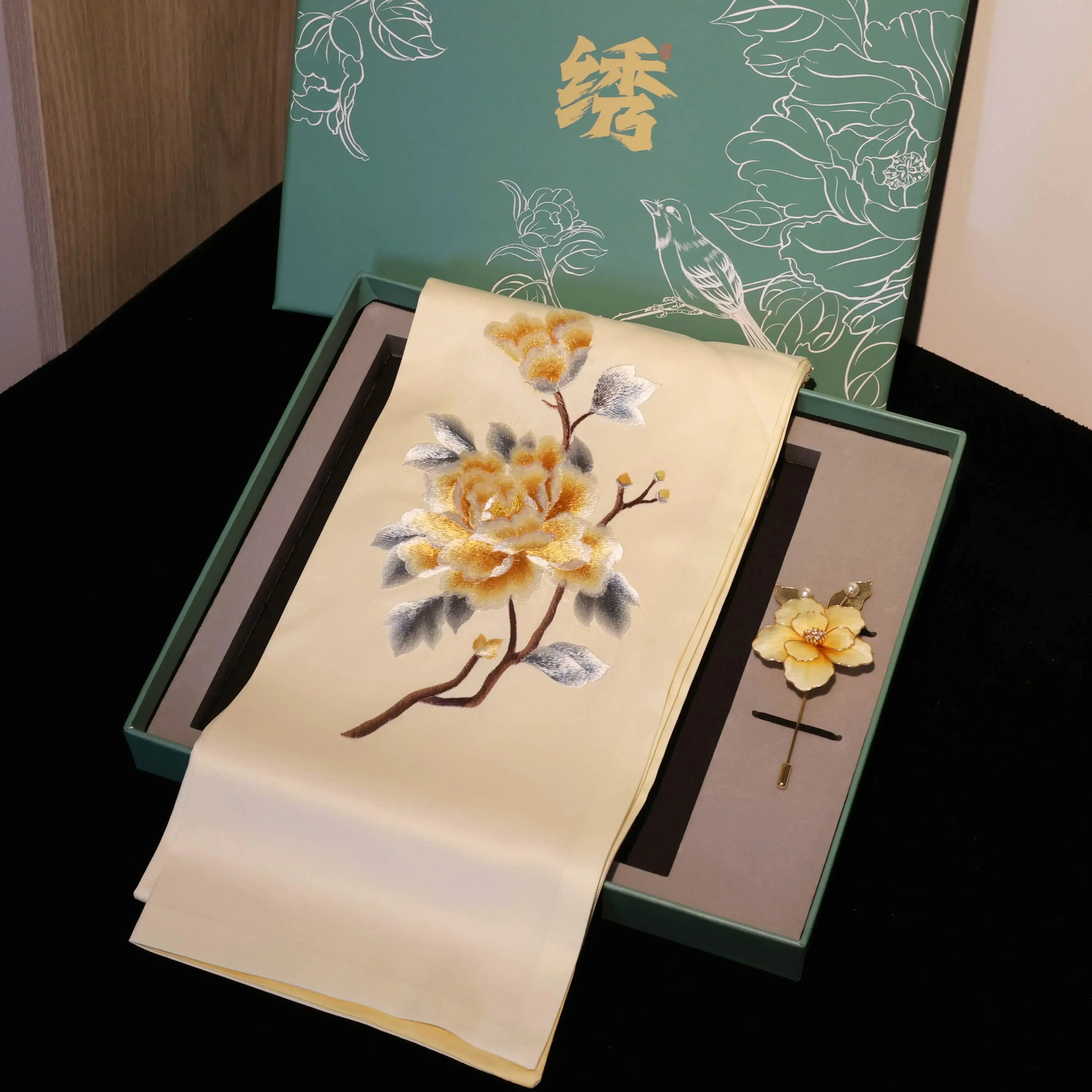 Jiangsu Embroidery Scarf Non-Heritage Handmade Flower Brooch Set Gift Box for Foreigners Mother's Mother's Day Special Gift