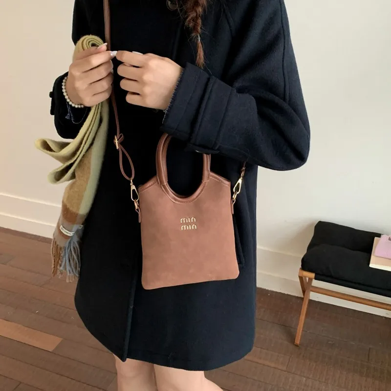 Ladies Tote Bag Made of Chrysanthemum-Patterned Leather Boasting High-End Paris Commuter Style