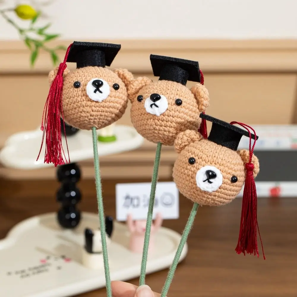 Doktorhüte, Abschlussfeier, gestrickte Blume, handgewebtes Garn, künstlicher gewebter Häkelblumenstrauß, Häkeldesign, gestrickte Blume