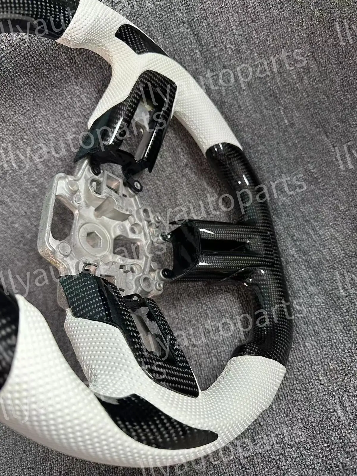 Echtes Carbon-Lenkrad mit weißem Lederbezug für Ford Mustang GT 2015-2023 – Detail 4