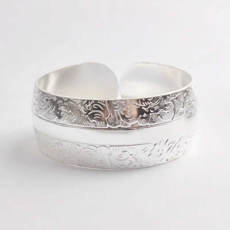 Modisches, silberfarbenes Tibet-Armreif-Armband für Damen, Boho-Ethno-Stil, Metall, geschnitzte Blumen, Zigeuner-, Stammes-, afghanischer und indischer Schmuck. – Detail 11