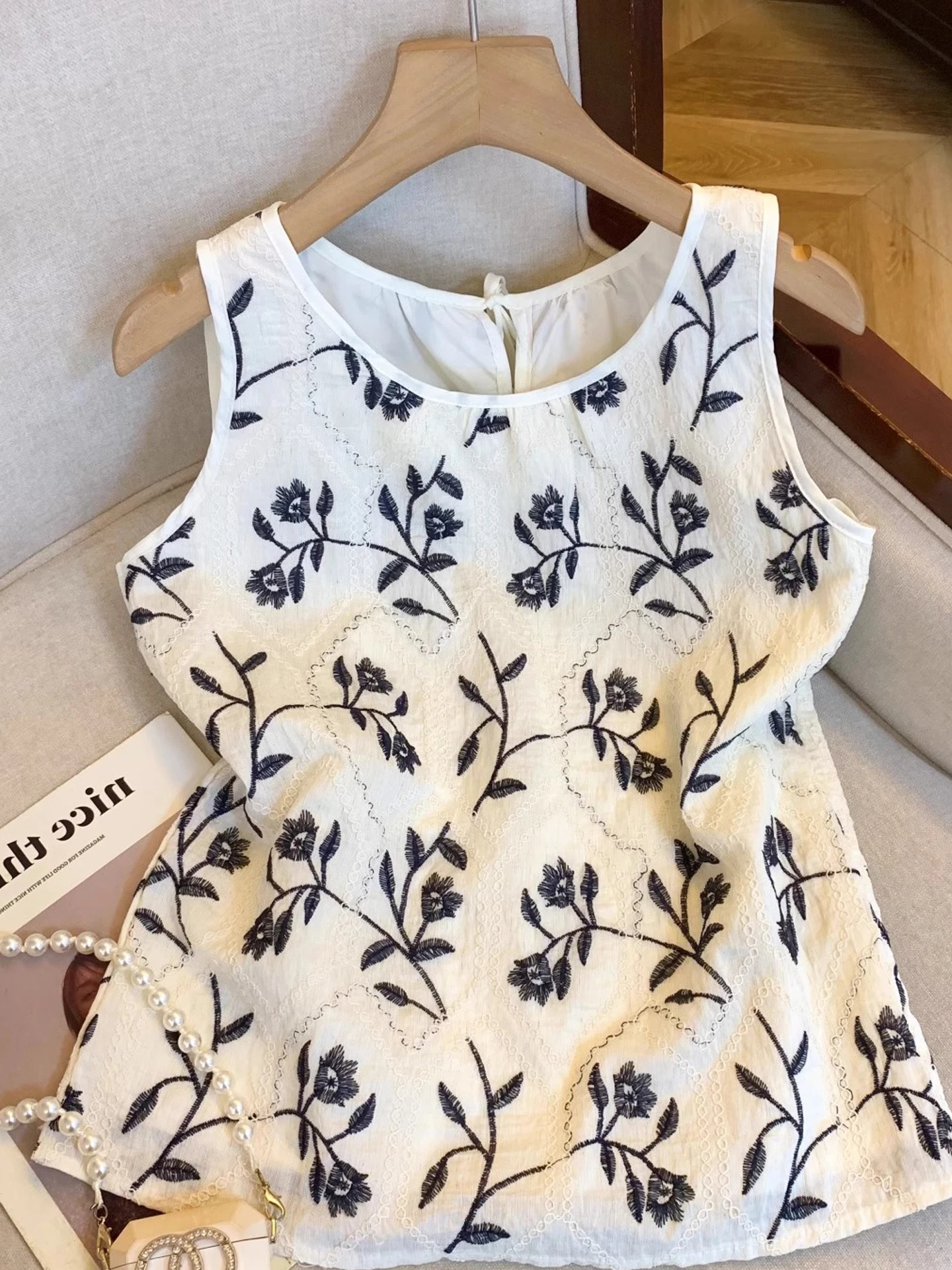 

Korean Sle Chic Embroidered round Ne Svel irt Women's Summer New Age Reduction Versatile Top Color Blo Vest