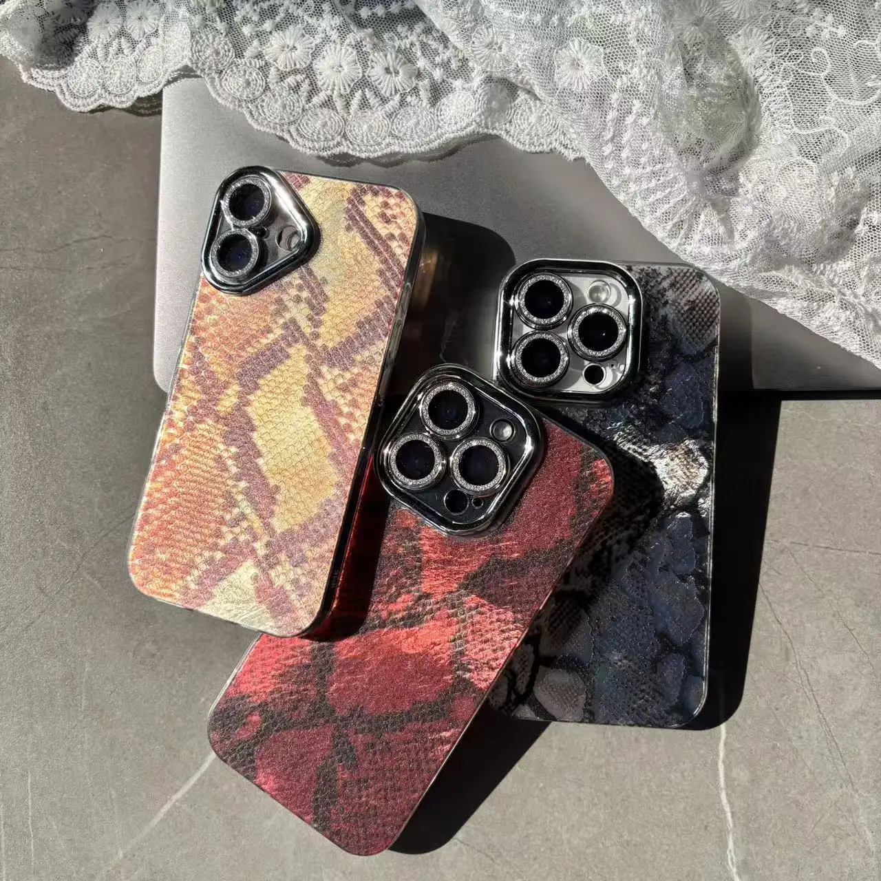 Hoogwaardige slangenleer graan rood bruin zwarte textuur met glazen lens beschermhoes voor iPhone 11 12 13 14 15 16 17 Pro Max