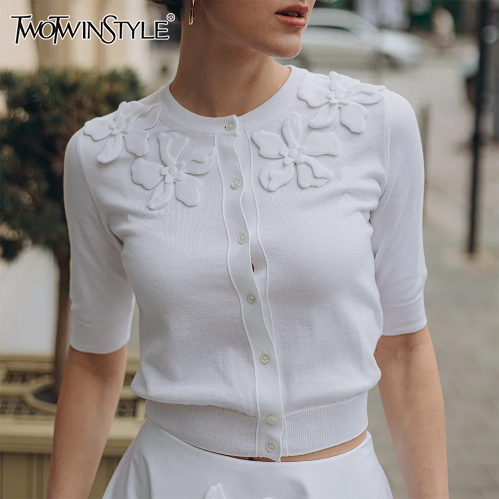

TWOTWINSTYLE Минималистичный белый вязаный свитер с аппликациями для женщин, с круглым вырезом, рукавом до локтя, на одной пуговице, для офиса и повседневной носки