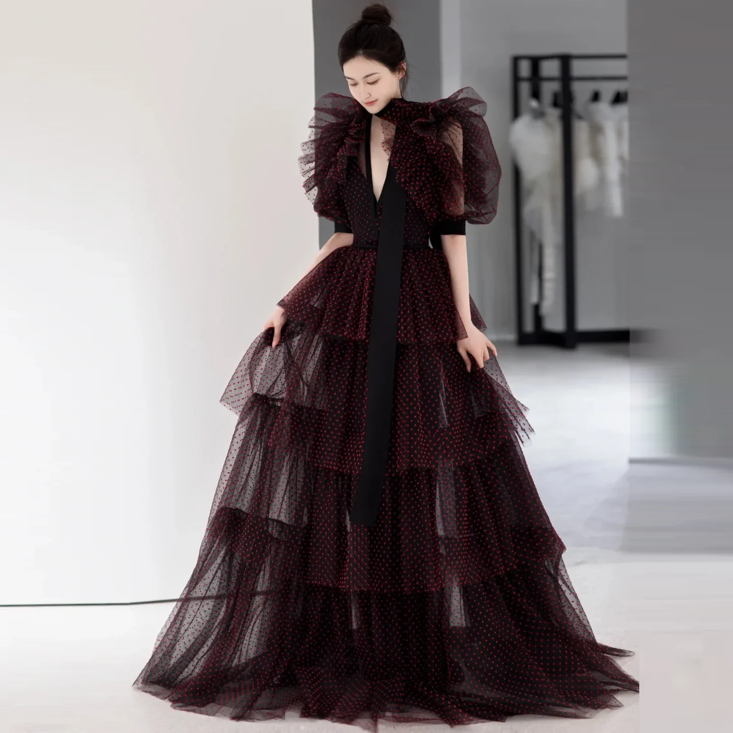 Sukienka maxi w stylu księżniczki, bordowa, damska, długa, rozkloszowana, warstwowa, na studniówkę, czarna, w kropki, elegancka sukienka na przyjęcie z rękawami.