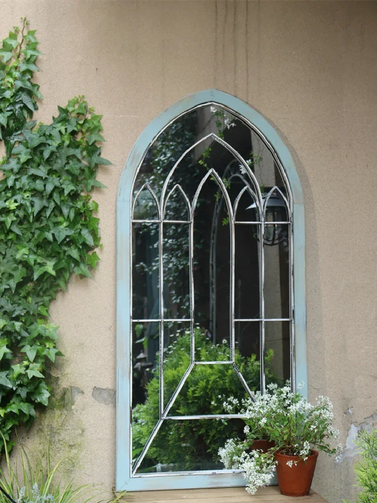 가짜 창 벽 교수형 안뜰 정원 배경 벽 단단한 나무와 두꺼워