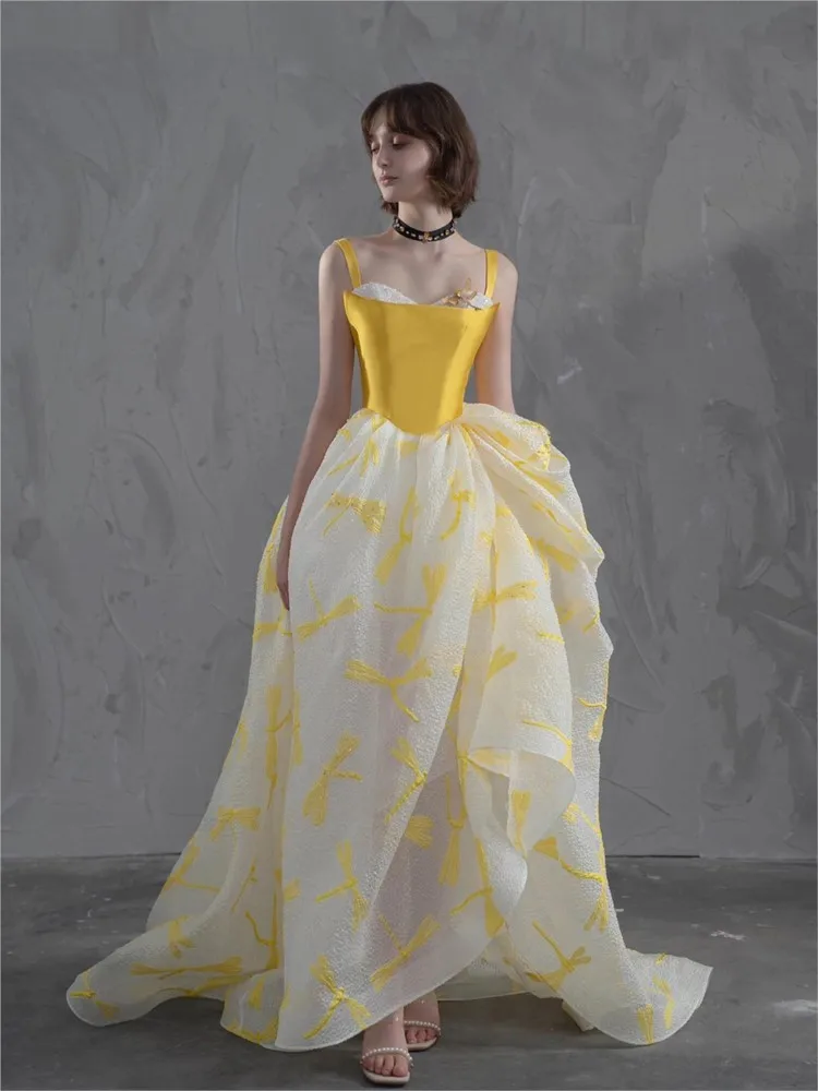 

Розовое платье в стиле легкой роскоши и нишевого дизайна.