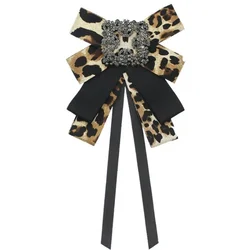 Pajarita clásica para mujer, broche de cinta de tela con estampado de leopardo, diamantes de imitación de cristal, Pin para cuello de camisa blanca, pajarita, accesorios informales