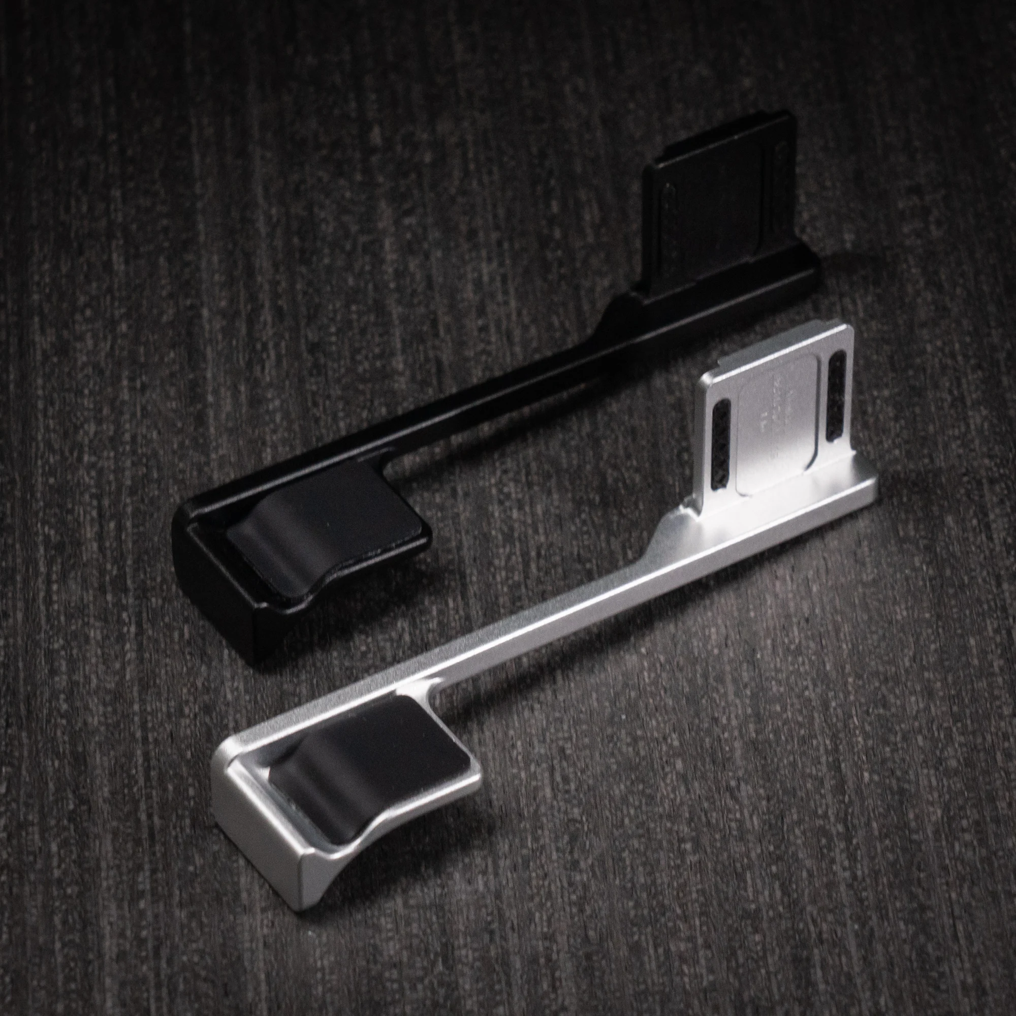 Aluminium-Metall-Handgriff für Panasonic LUMIX L10 Kamera, ergonomisch gestaltet. – Detail 2