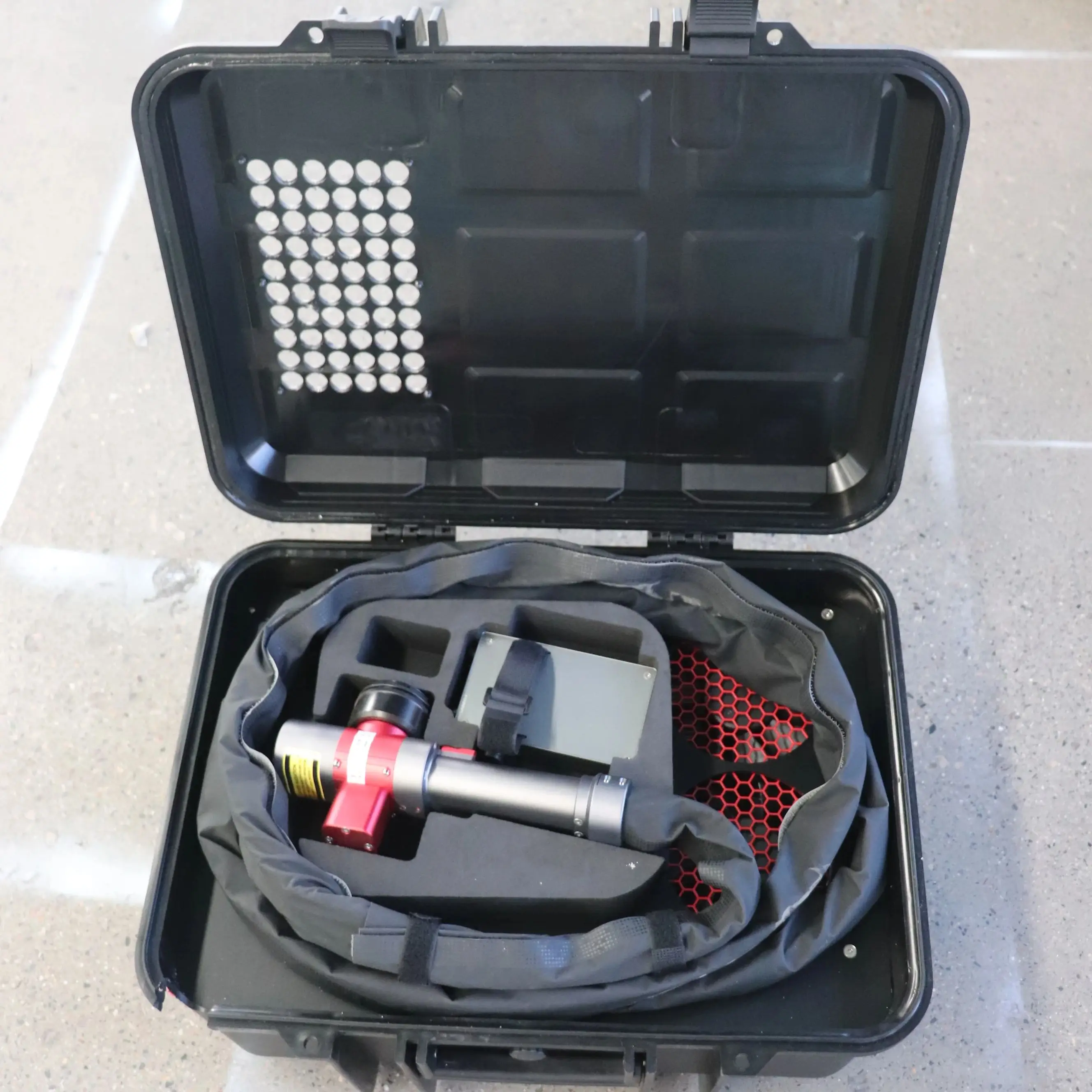 

300W 200W 100W Suitcase Handheld Pulse Laser Cleaning Machine for Rust Paint Oil Stain