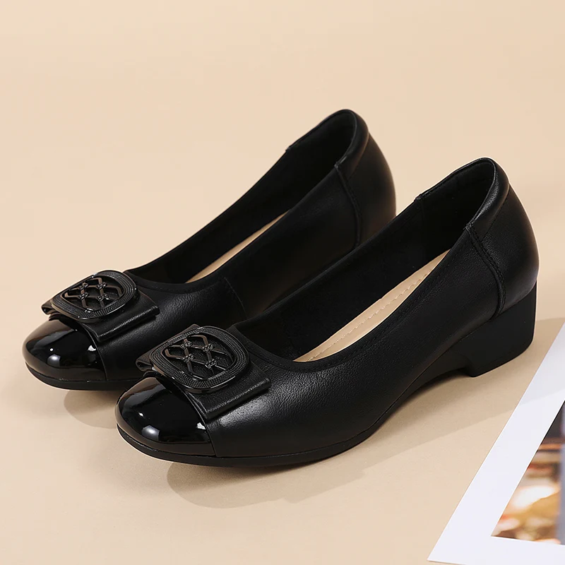 

2025Middle Aged Women's Leather Soft Sole Comfortable Middle Heel Shallow Mouth Single Shoes Casual Large Size Four Season Shoes