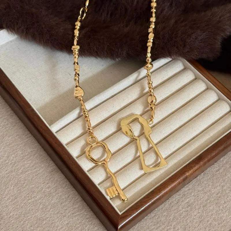 Exaggerated Irregular Beaded Chain With Alloy Key Lock Necklace For Women Jewelry Fashion Show Model Waist Accessory