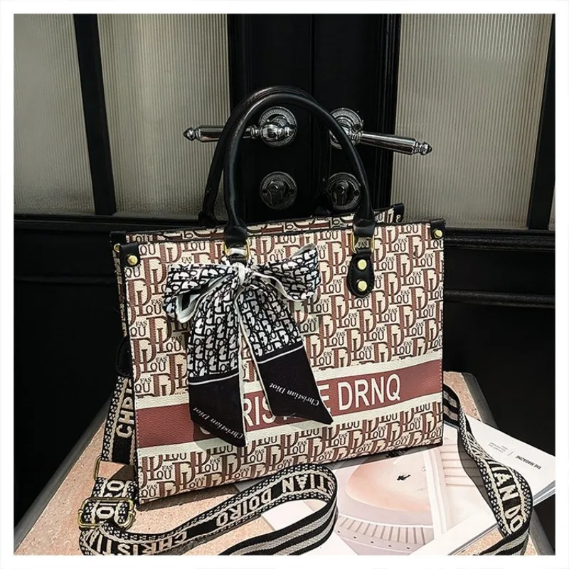 حقيبة يد احترافية للسيدات بتصميم مناسب لبيئة العمل وثقافة الشركات أنيقة