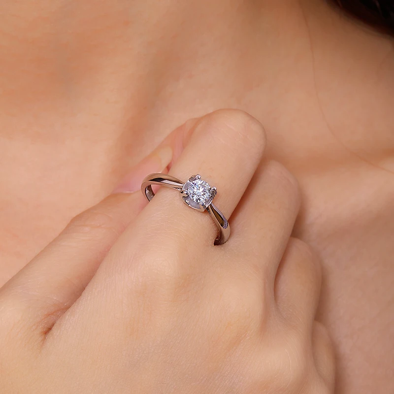 

Классическое и вневременное кольцо с бриллиантом, выращенное в лаборатории 0,5 карата, набор из стерлингового серебра 925 пробы, представляет собой подарок на годовщину для йоги.