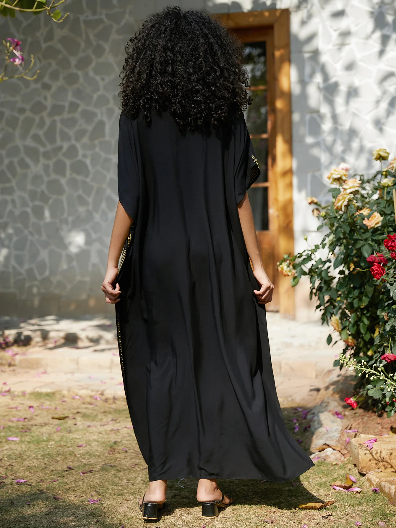 قفطان أسود مطرز بنصف كم للسيدات ، فستان طويل ، عطلة ، ملابس منزلية مريحة ، ملابس شاطئ ، فساتين مو مو