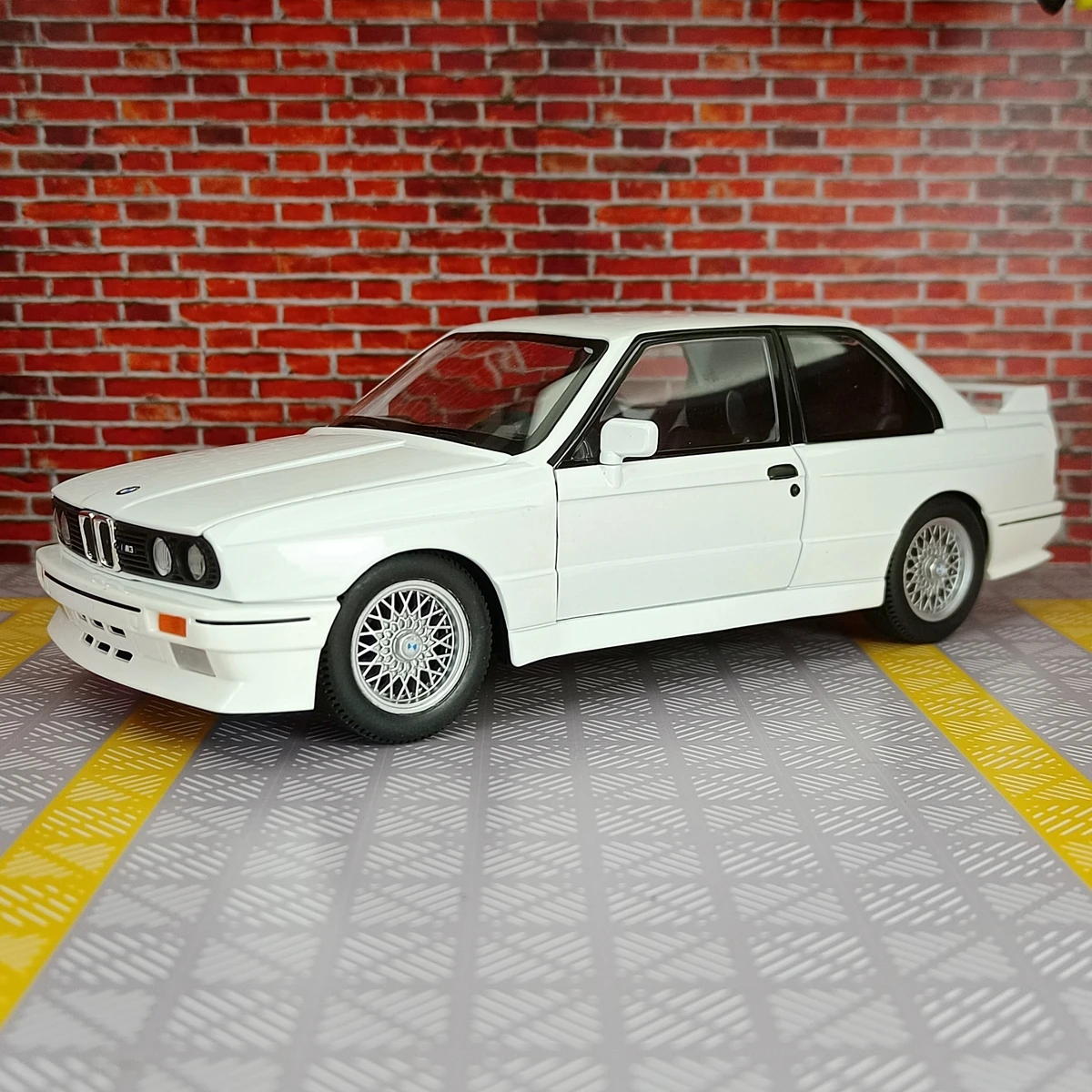 1:24 BMW M3 E30 1988 portas de modelo de carro em liga metálica e capô dianteiro e porta do porta-malas também podem ser abertas tem funções de som e iluminação