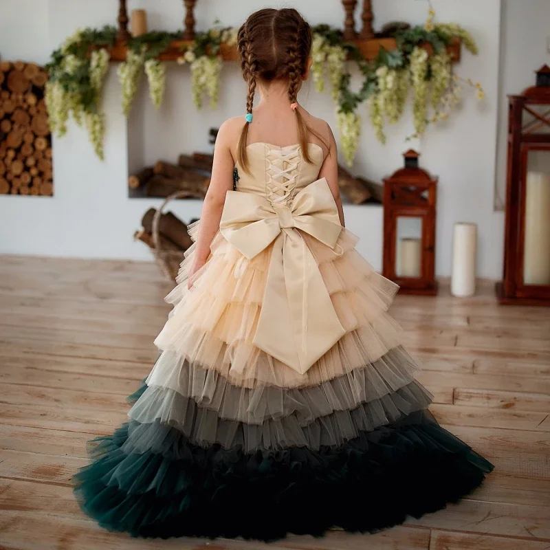 Abito da ragazza di fiore senza spalline con applicazioni in pizzo A-Line senza maniche lungo fino al pavimento Abito da festa verde e champagne a strati personalizzato