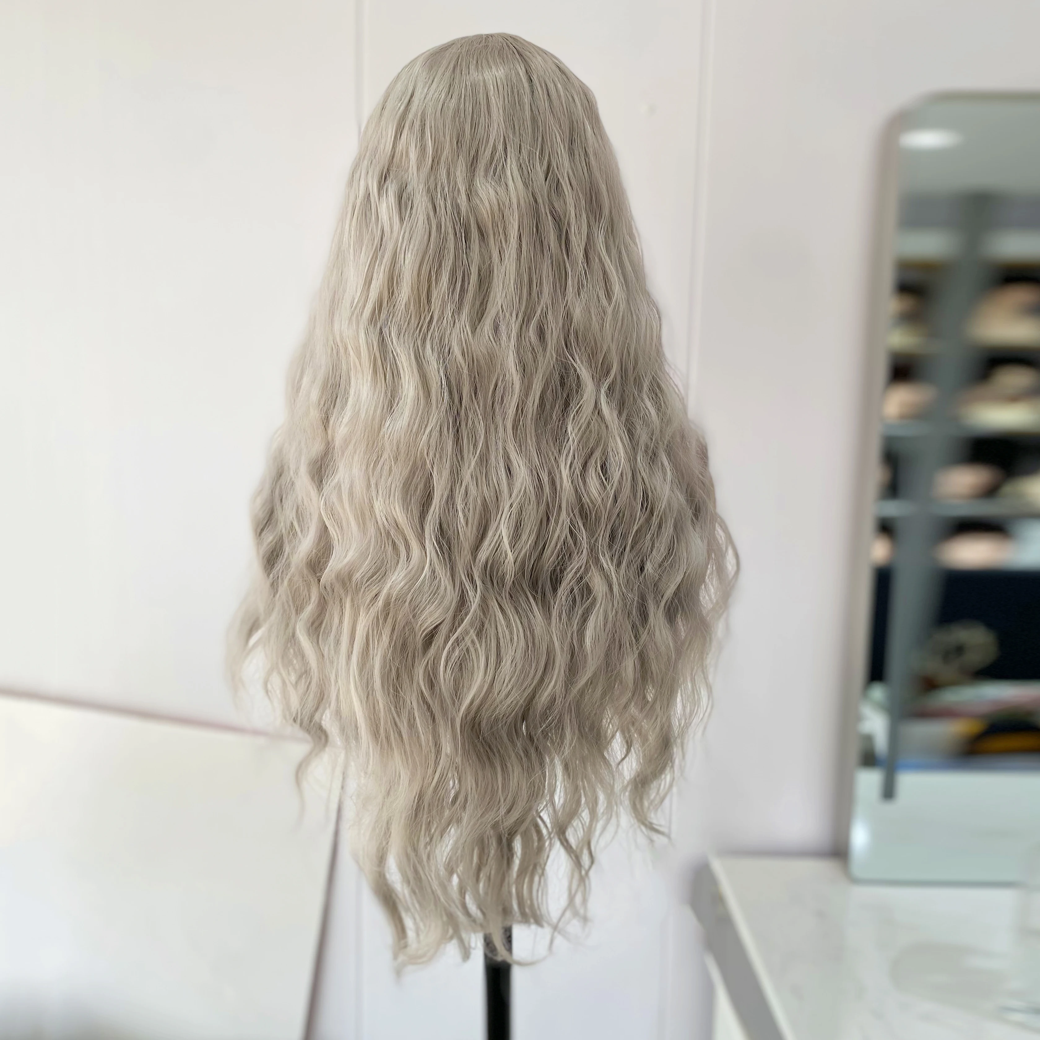 Wig Renda Pirang Abu Wig Depan Renda Sintetis Gelombang Dalam Panjang untuk Wanita 13X4 Garis Rambut Alami Tanpa Lem Penggunaan Sehari-hari Pesta Cosplay