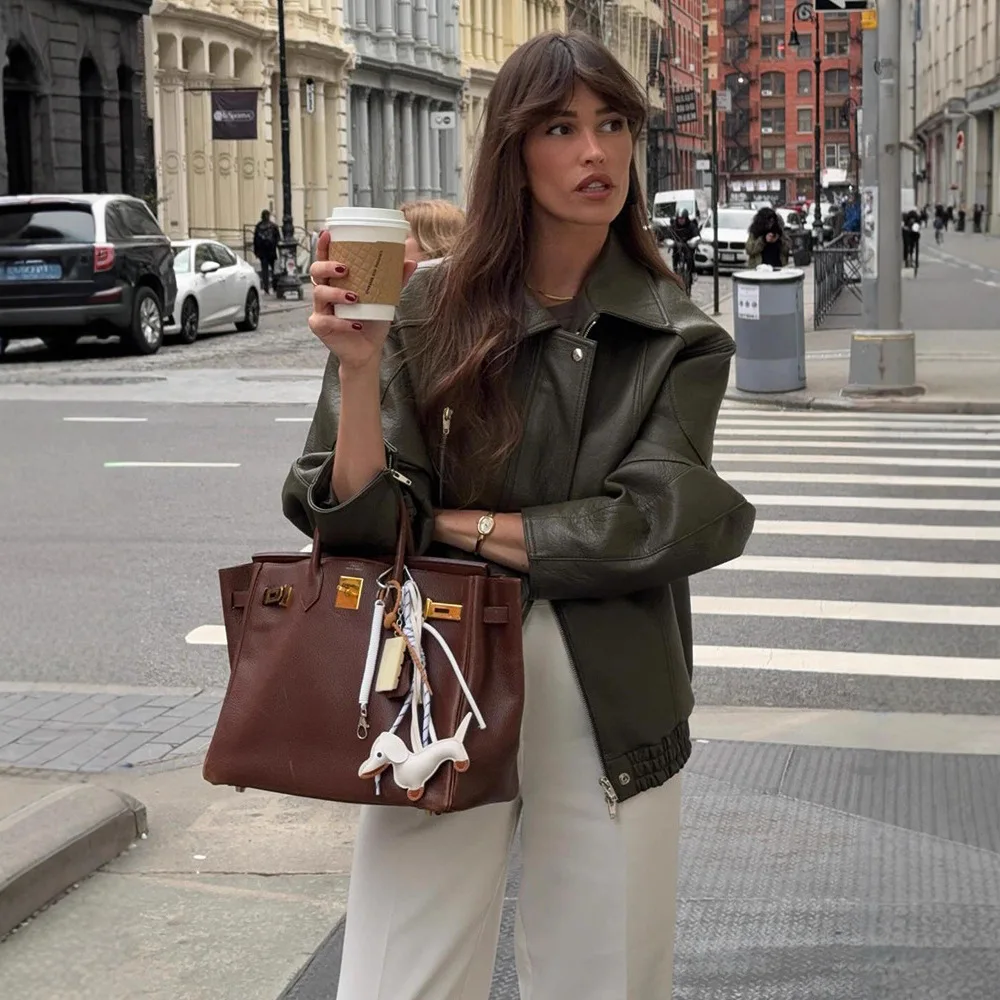 

Женская армейская зеленая кожаная куртка с воротником-стойкой и длинным рукавом на молнии, свободная верхняя одежда, осень 2024, шикарные женские топы для уличных поездок на работу