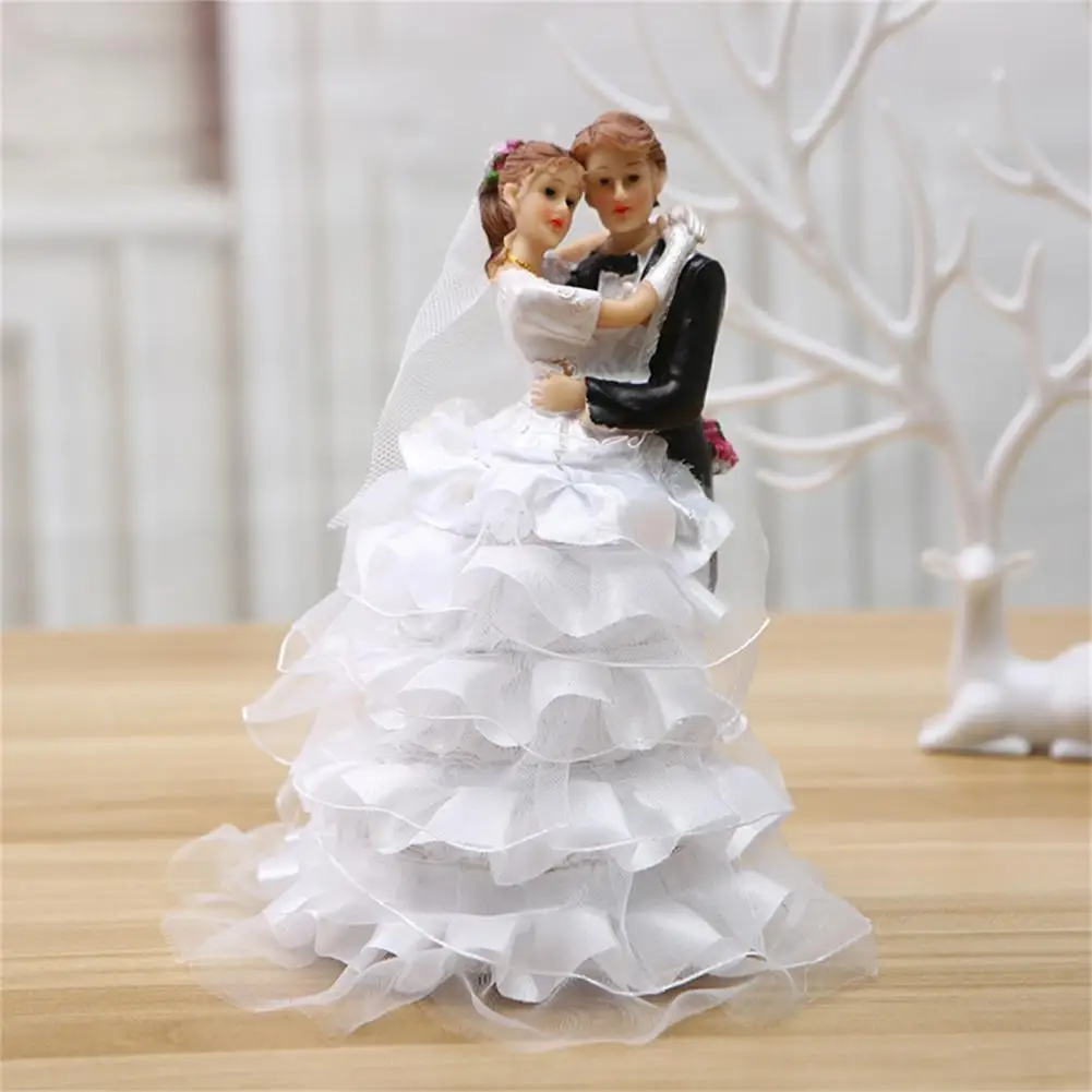 Fashion Wear Resistant Fine Workmanship Weeding Couple Figurines Cake Topper Sweet Resin Weeding Cake Topper for Party