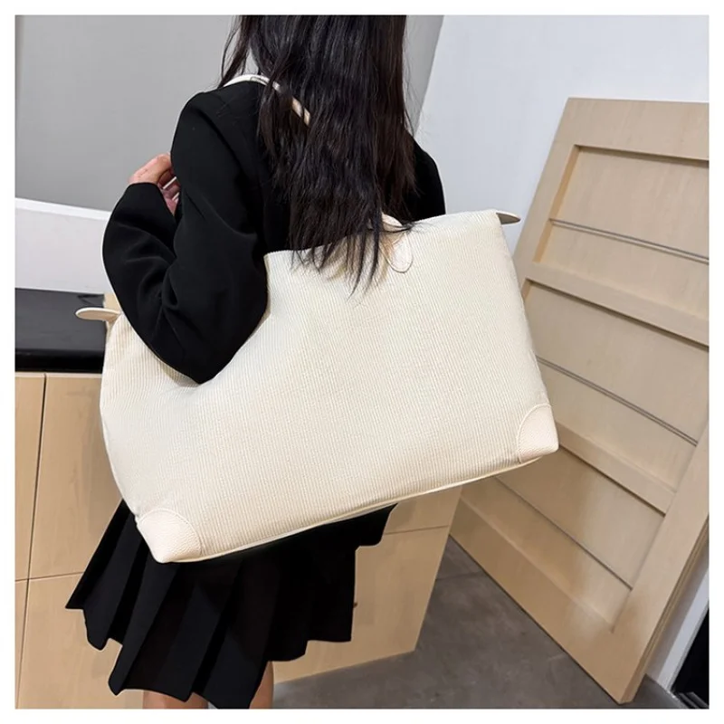 

Graceful Women's Messenger Bag With Velvet Leather Classic Liechtenstein Neat Lightweight Commuter Daily Design