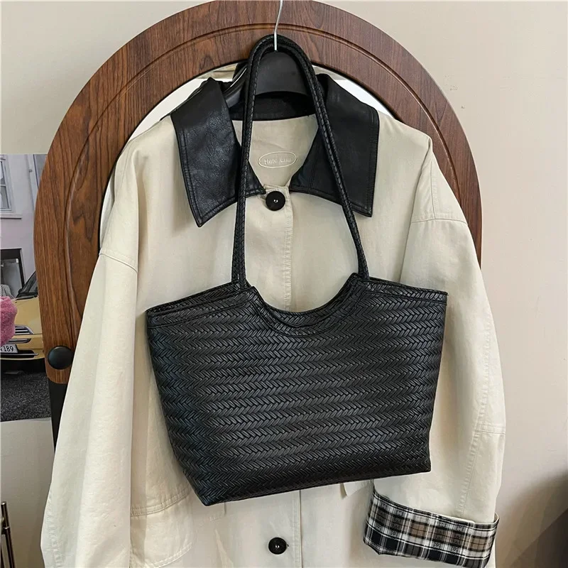 Modische Handtasche für Damen, strukturiertes Gewebe, glänzende Oberfläche, geräumiges PU-Material, verschleißfest, Reißverschluss, Komfortgurt – Detail 11
