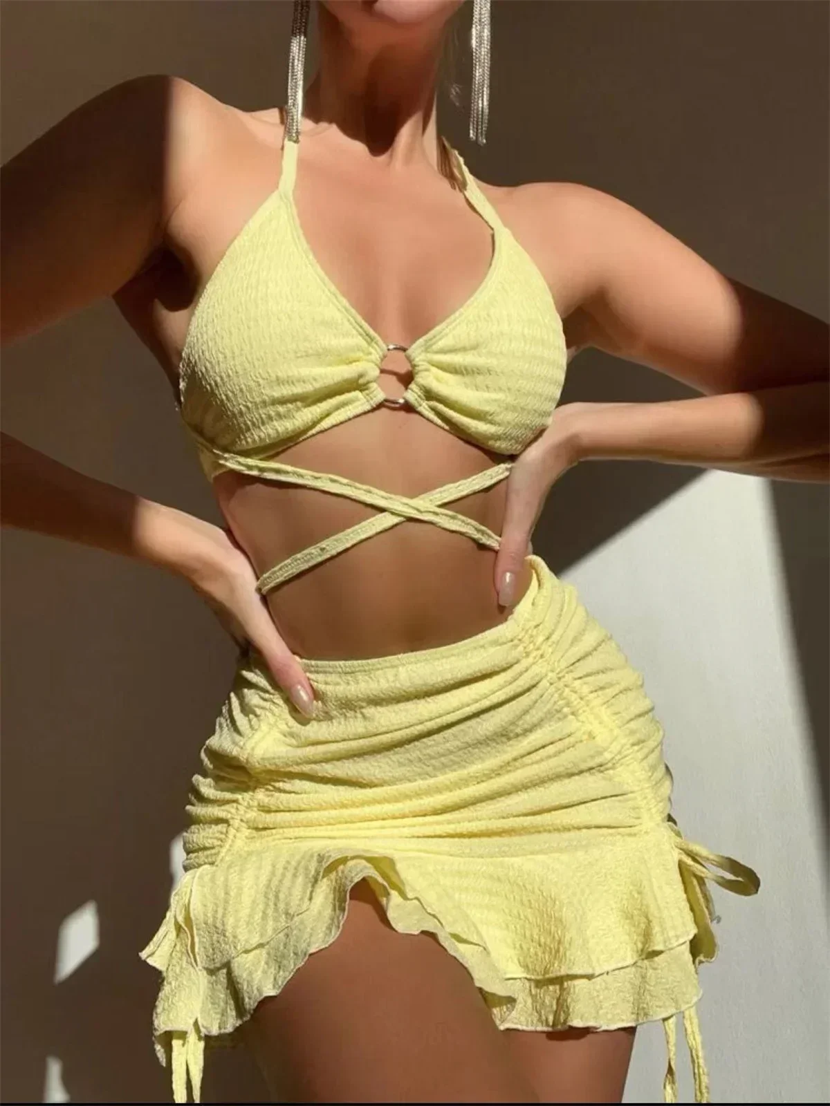 Sexy biquíni amarelo feminino sólido halter anel ligado criss cross cobrir 3 peça maiô 2024 maiô babados saia banho