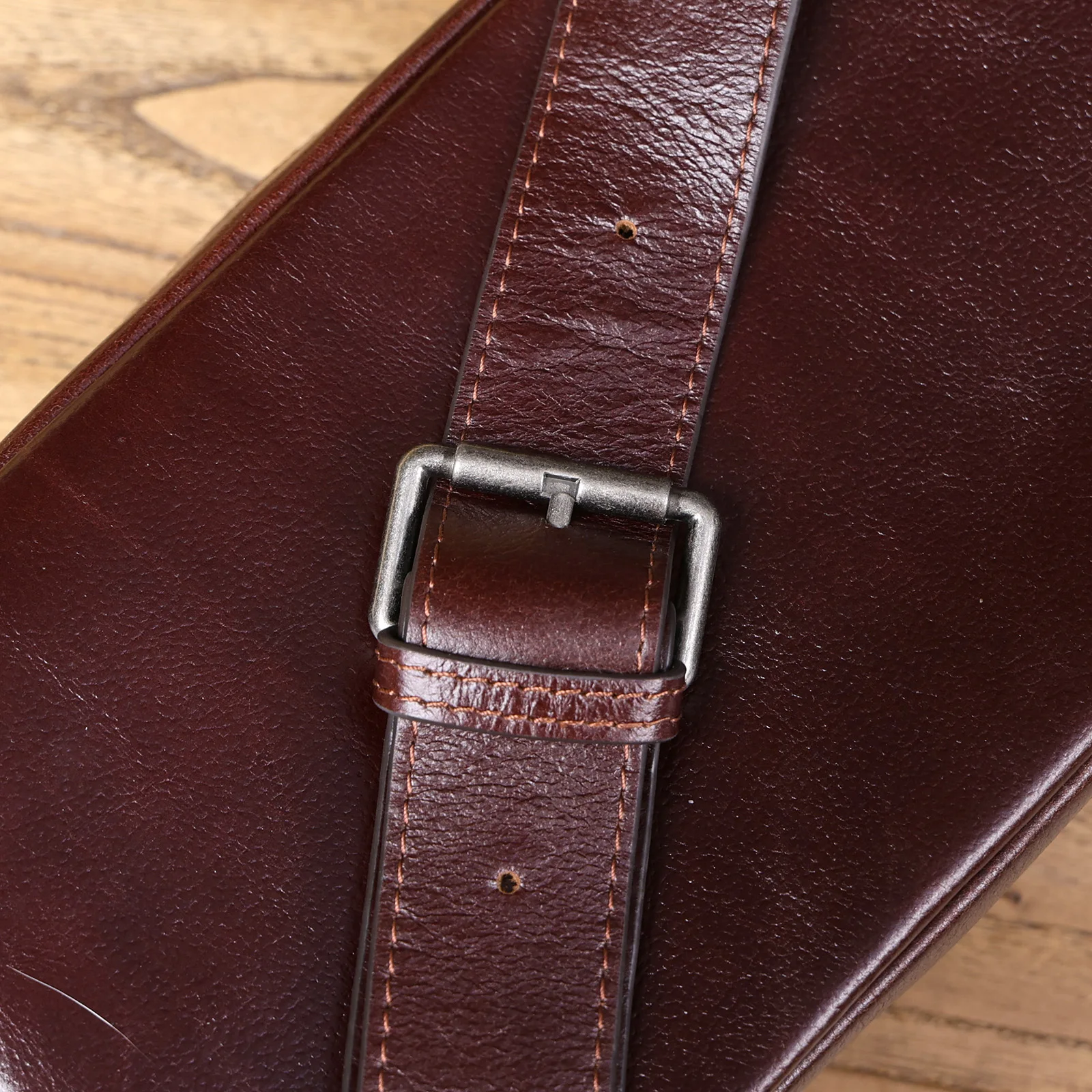 Vintage-Umhängetasche aus hochwertigem, pflanzlich gegerbtem Echtleder für Herren, modische Schultertasche, Motorrad-Umhängetasche – Detail 24
