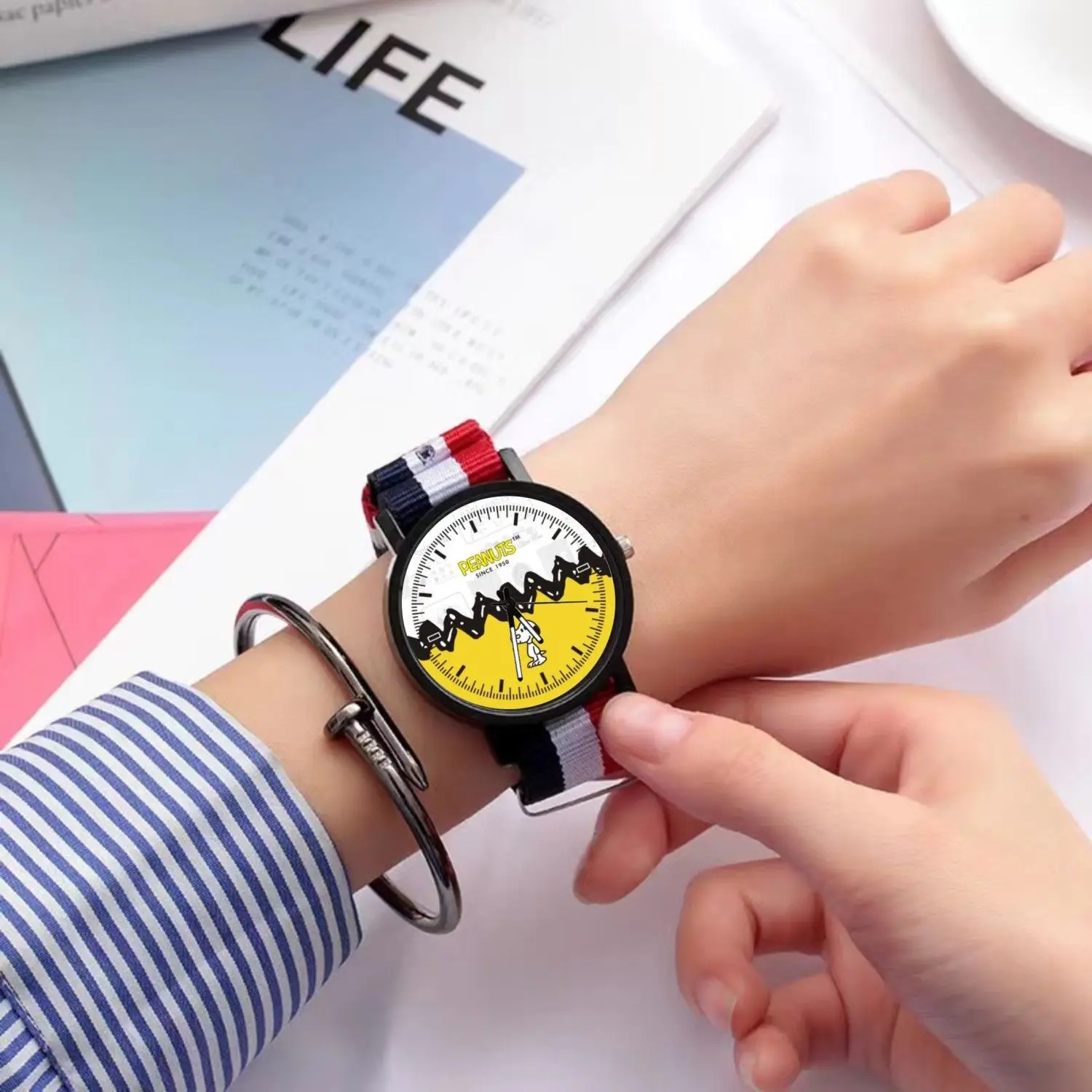 Snoopy animation peripheral male and female students niche light luxury quartz watch cartoon interesting design y2k watch gift