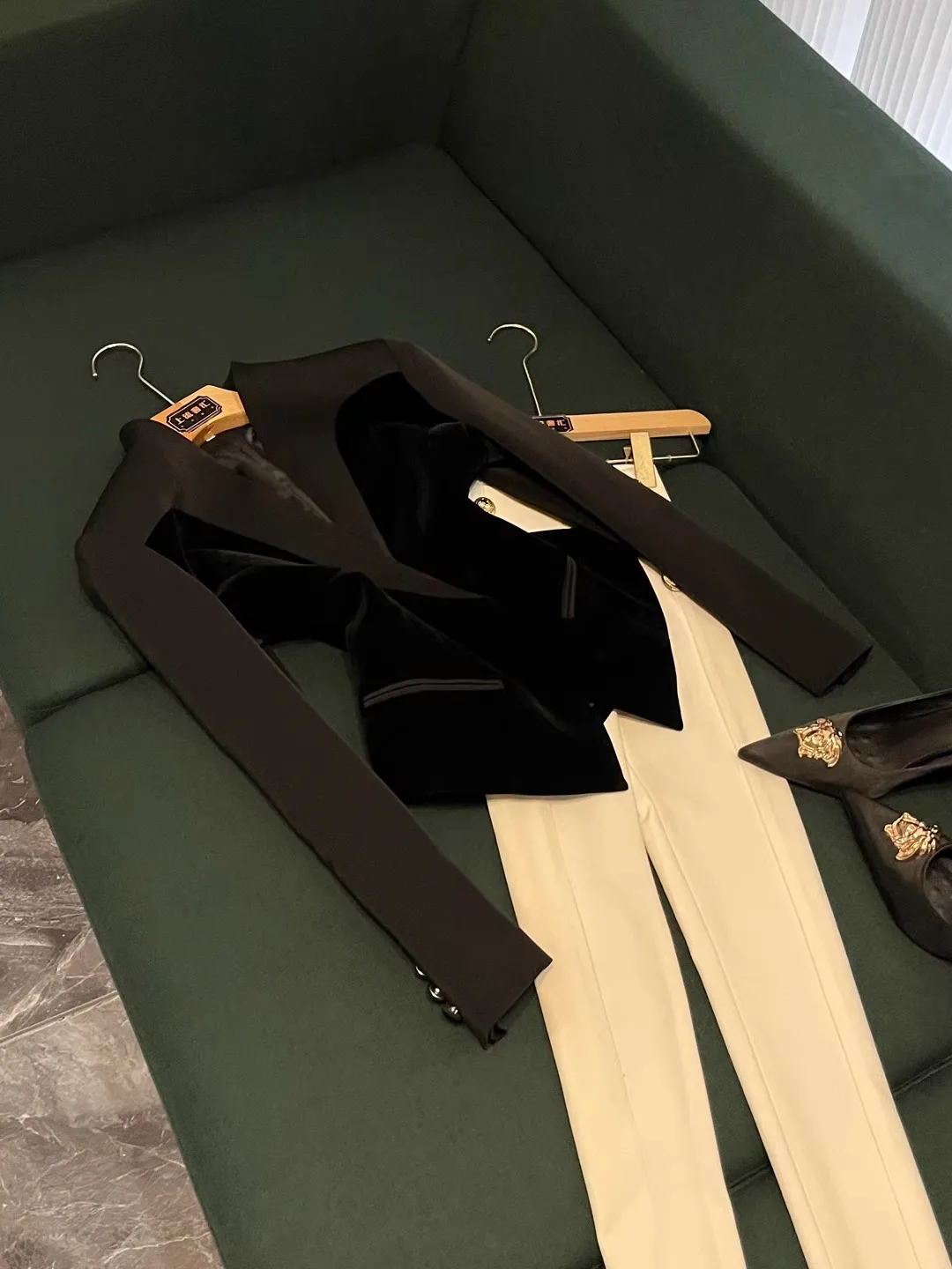 

Faionable Velvet Patchwork Slim Fit Structure Jaet 2025 Winter New Sle, женские европейские длинные свеки на одной пуговице