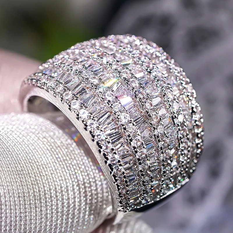 Huitan Charmante Damenringe für Hochzeit, Party, Verlobung, trendige Accessoires, eingelegter heller Zirkonia, silberfarbener Schmuck