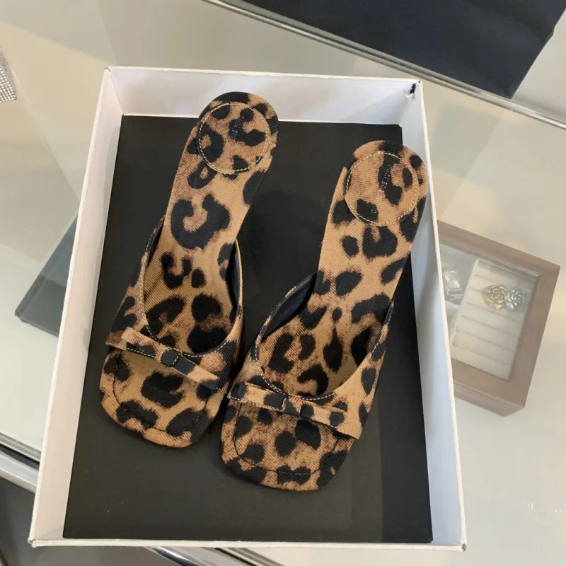 

Шлепанцы женские летние леопардовые, тонкий каблук, каблук-бабочка, рандомные резиновые, низкие, высокие Гавайские