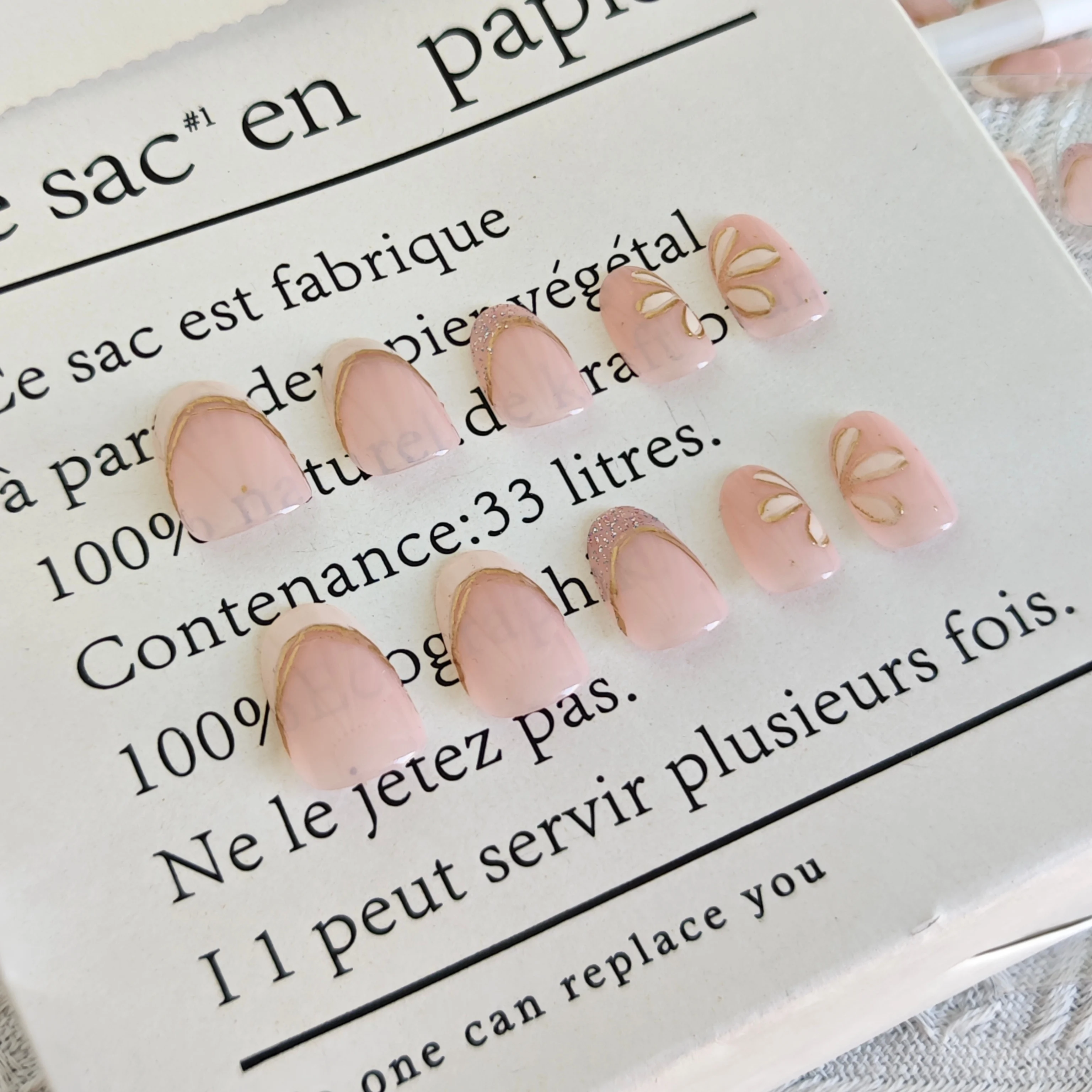 24 pièces douces élégance française ongles à pression-forme courte d'amande avec délicat ensemble de faux ongles à paillettes florales 3D