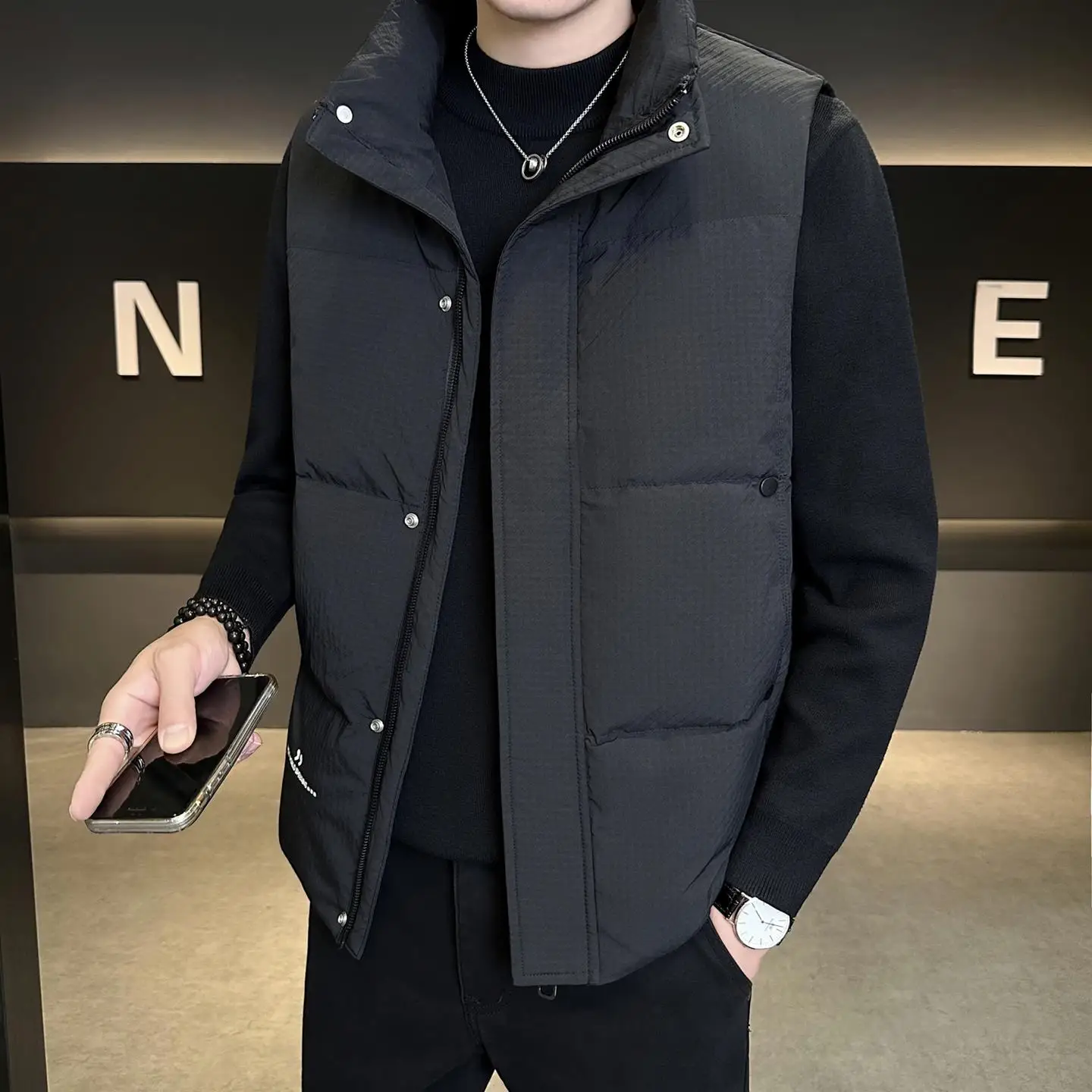 

Новая мужская зимняя пуховая жилетка 2025 года: модная, повседневная, легкая, теплая верхняя одежда с наполнителем из полиэфирного волокна и пуха, на молнии