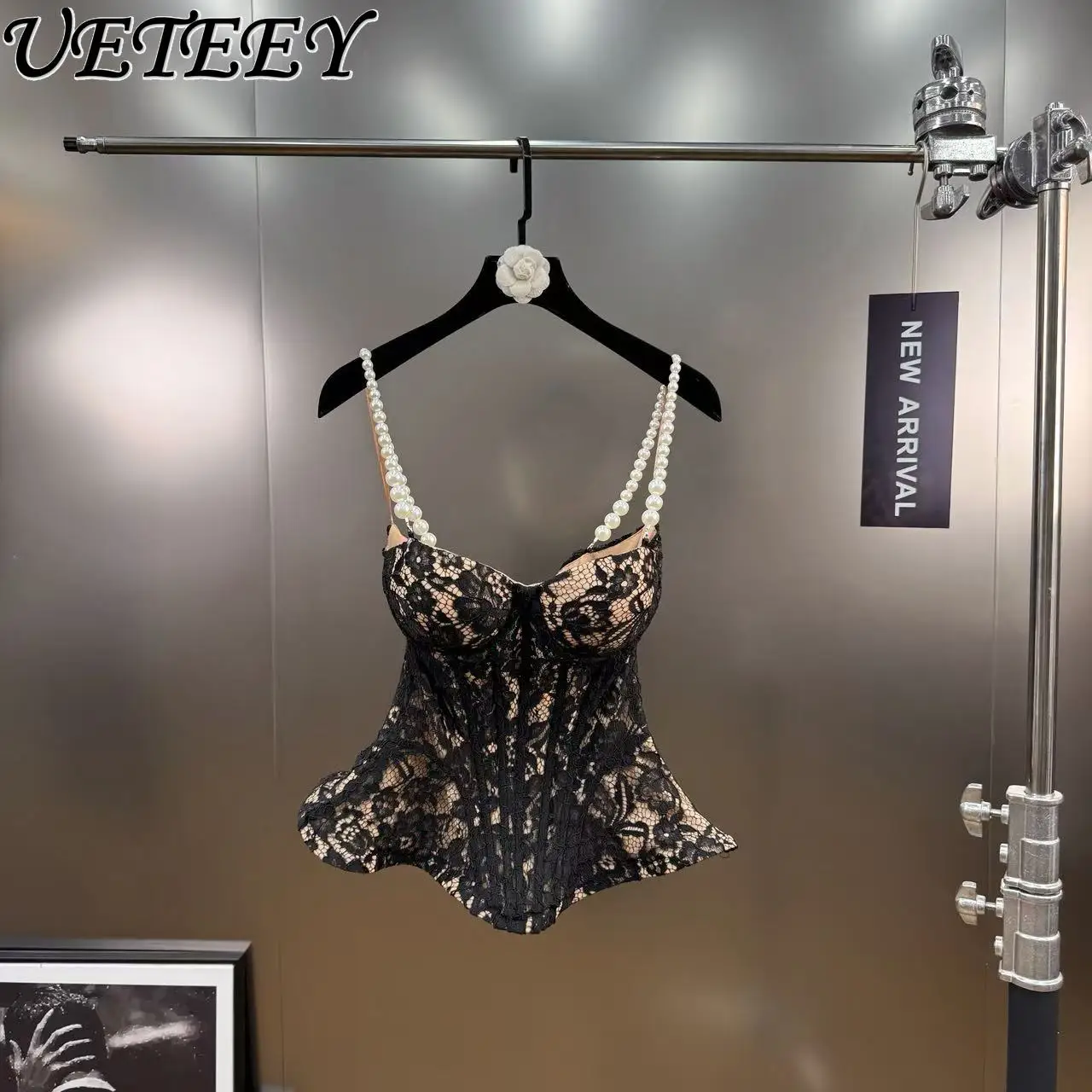 เสื้อครอปสายไข่มุกสำหรับฤดูใบไม้ร่วงและฤดูหนาว แต่งลูกไม้โปร่ง สายพอง และกางเกงขายาวทรงเข้ารูปเอวสูง ชุดเซ็ตสองชิ้นอเนกประสงค์ช่วยให้ดูผอมเพรียว