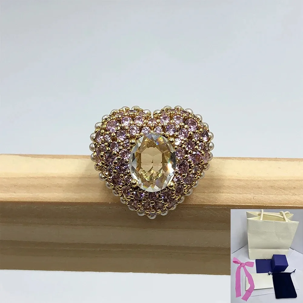 แหวนอิดิลเลียรุ่นใหม่ปี 2024 แหวนส่วนตัวทรงแปดเหลี่ยมประดับคริสตัลเลียนแบบมุกสีชมพูรูปหัวใจ ดีไซน์โรแมนติกสำหรับผู้หญิง เหมาะเป็นของขวัญ