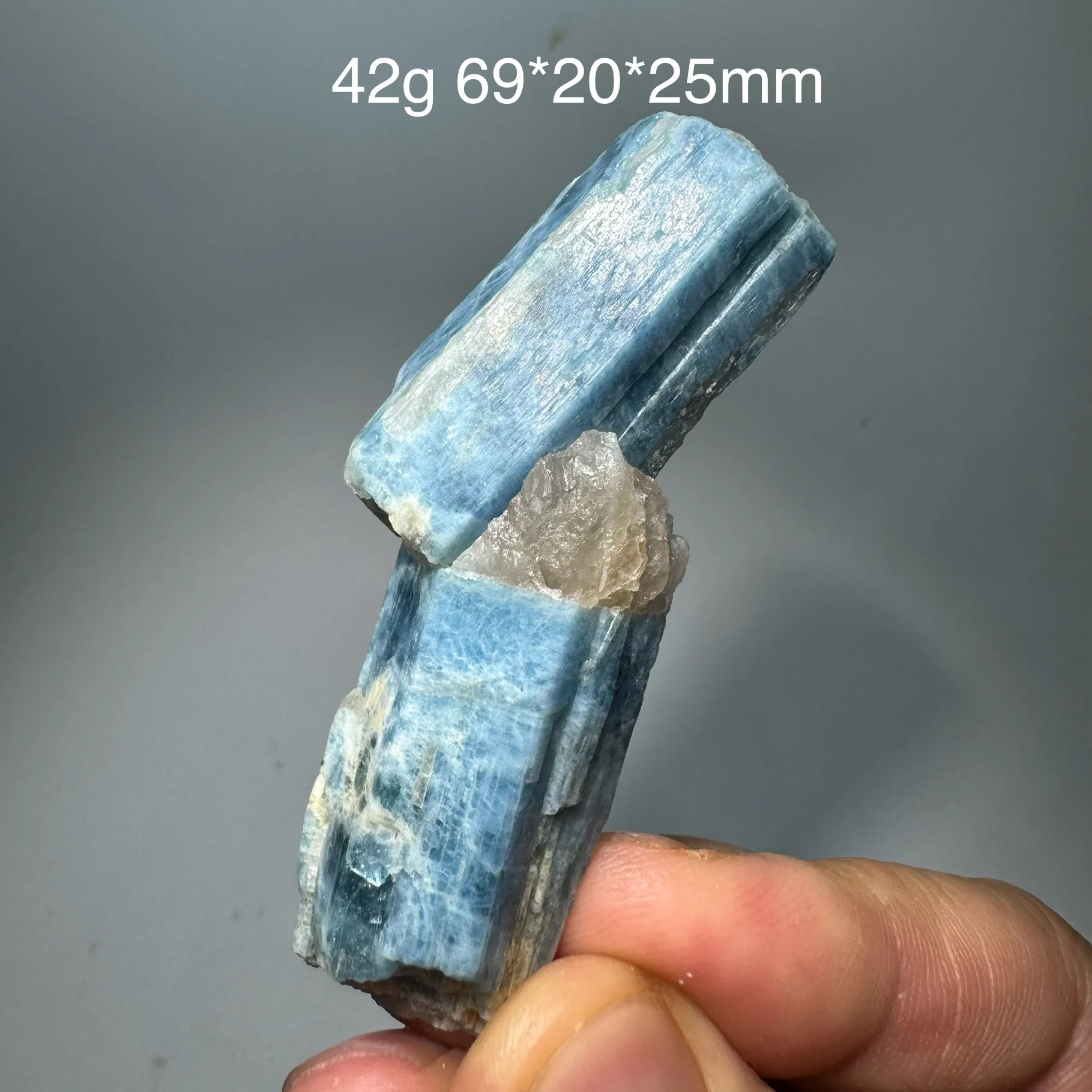 Spécimen minéral naturel d'aquamarine de Madagascar, cristal brut, pierre de guérison, décoration de bureau à domicile
