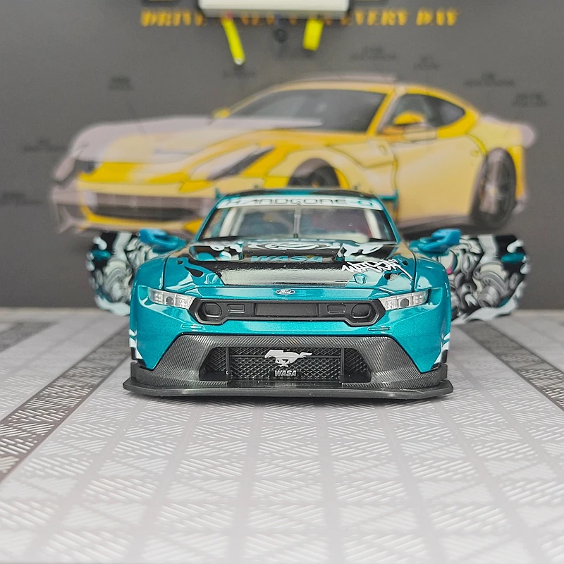 

Модель автомобиля Ford Mustang GT3 WASA в масштабе 1:24, имитация, из сплава, с открывающимися дверями, звуковыми и световыми эффектами, а также элементами декора руля.