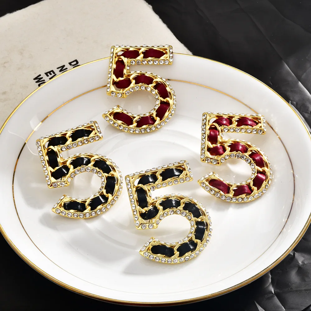 

Роскошные серьги из черной кожи с металлическим номером 5, сверкающие стразы в стиле ретро. Изысканные и элегантные женские серьги.